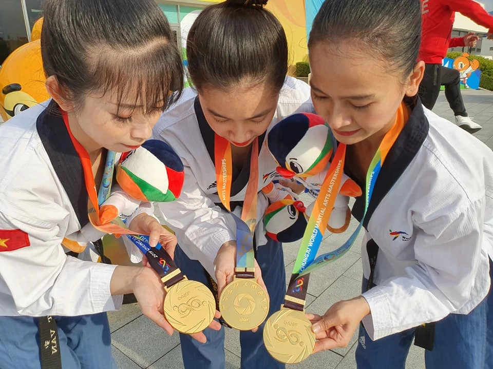 Ba VĐV Taekwondo Việt Nam đã vượt qua chủ nhà Hàn Quốc để giành HCV. Ảnh: NGUYỄN THANH HUY