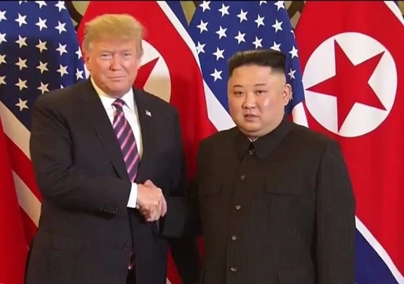 Tổng thống Donald Trump và nhà lãnh đạo Triều Tiên Kim Jong Un tại Hội nghị thượng đỉnh Hoa Kỳ-Triều Tiên lần hai