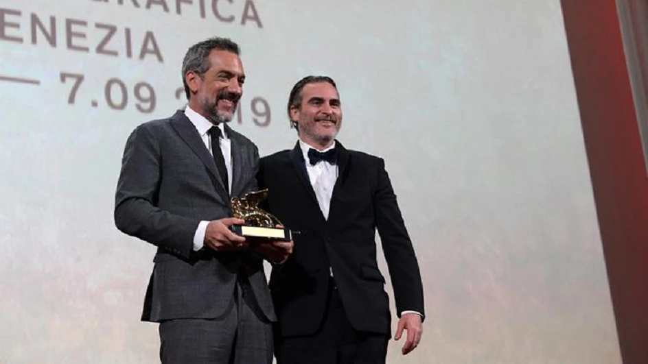 Đạo diễn Todd Phillips và diễn viên Joaquin Phoenix nhận giải Sư tử vàng cho phim xuất sắc nhất (Nguồn: labiennale.org)