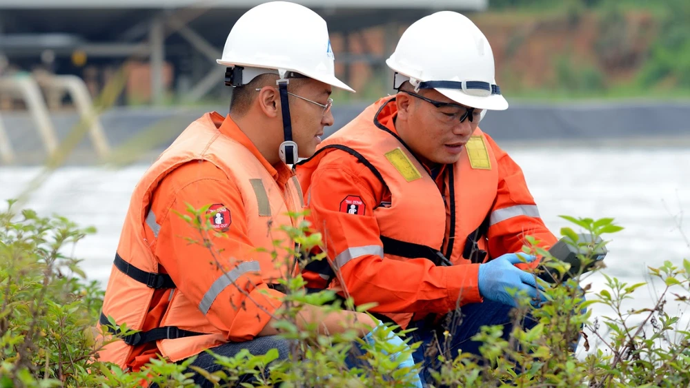 Cán bộ môi trường Công ty Masan Tài Nguyên kiểm tra chất lượng nước tại trạm xử lý nước xả thải