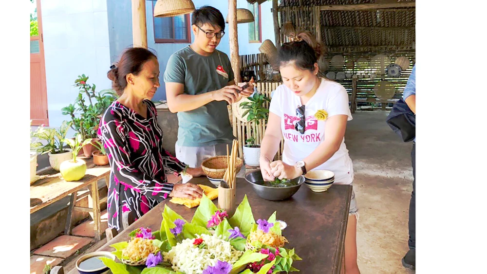 Khách thích thú trải nghiệm, tìm hiểu các loại ẩm thực được trang trí bằng lá tại nhà dân ở tỉnh Trà Vinh 