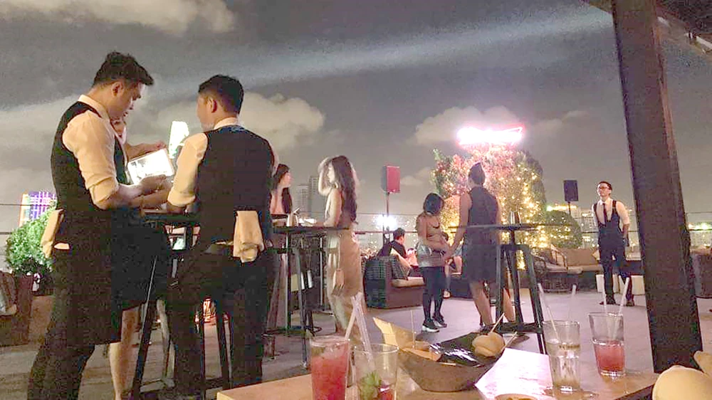 Hàng đêm, Air 360 Sky Bar tại tầng thượng cao ốc The One Saigon hoạt động từ 21 giờ đến 4 giờ sáng hôm sau