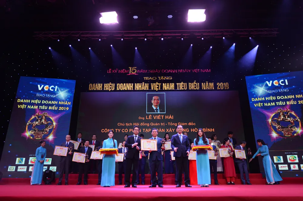 Ông Lê Viết Hải - Chủ tịch HĐQT kiêm Tổng Giám đốc Tập đoàn Xây dựng Hòa Bình đã được vinh danh “Doanh nhân Việt Nam tiêu biểu 2019” – Cúp Thánh Gióng do Phòng Thương mại và Công nghiệp Việt Nam (VCCI) trao tặng.