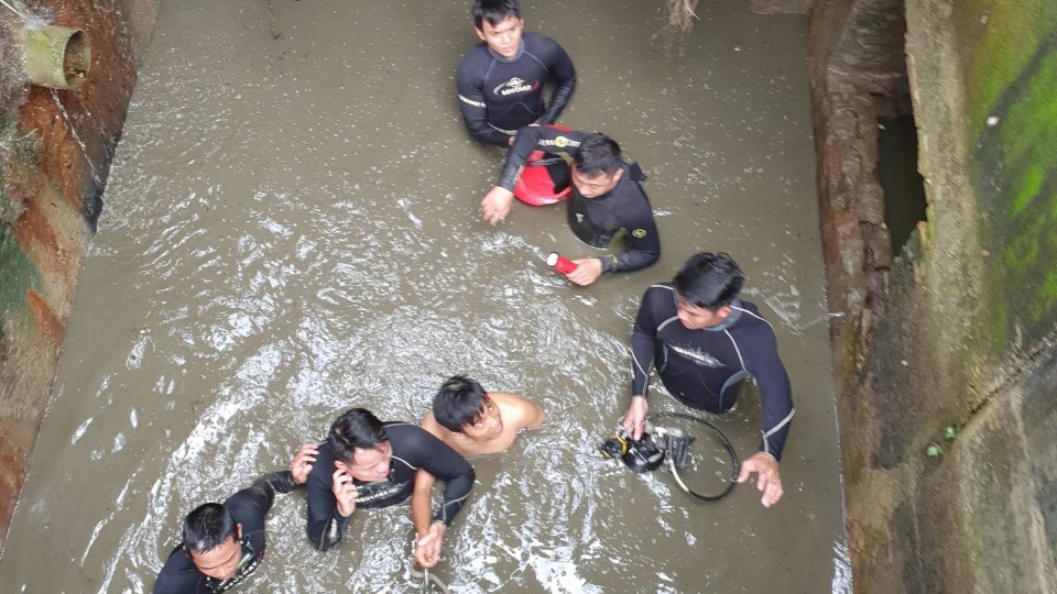 Thượng úy Trần Thành Phát cùng đồng đội đưa nạn nhân mắc kẹt trong cống thoát nước ra ngoài 