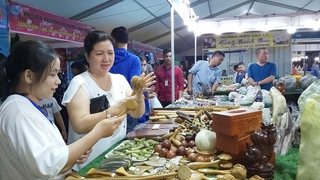 Hội chợ tại các địa phương thu hút đông đảo người tiêu dùng tham quan, mua sắm