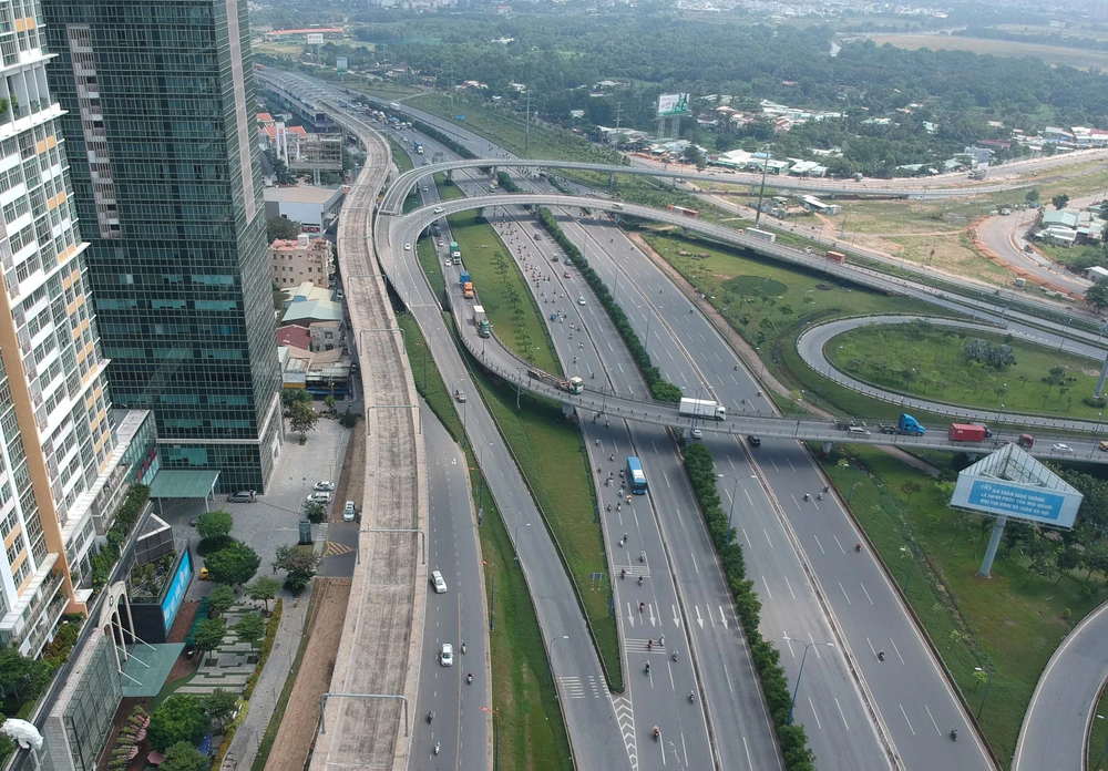 Metro Bến Thành - Suối Tiên đoạn qua quận 2. Ảnh: CAO THĂNG