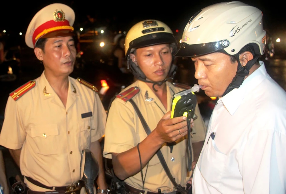 CSGT kiểm tra nồng độ cồn người điều khiển phương tiện giao thông. Ảnh: TUẤN VŨ