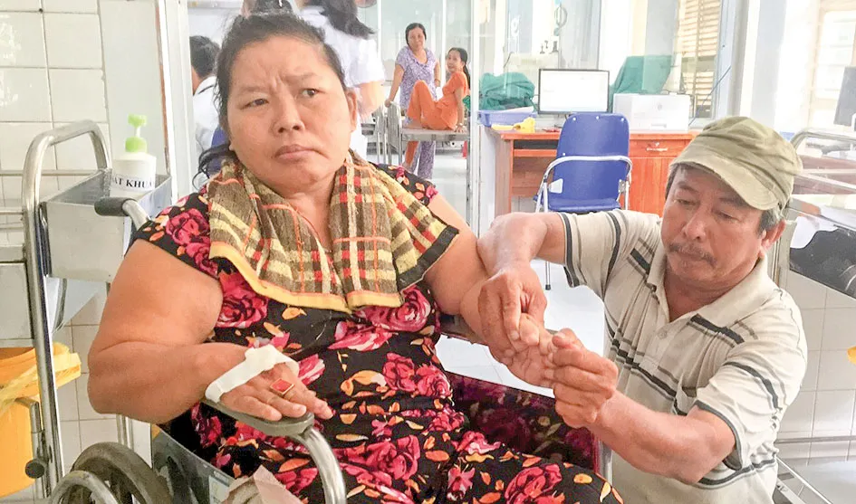 Ông Lương Sen một mình nuôi vợ tai biến trong bệnh viện suốt 7 năm nay