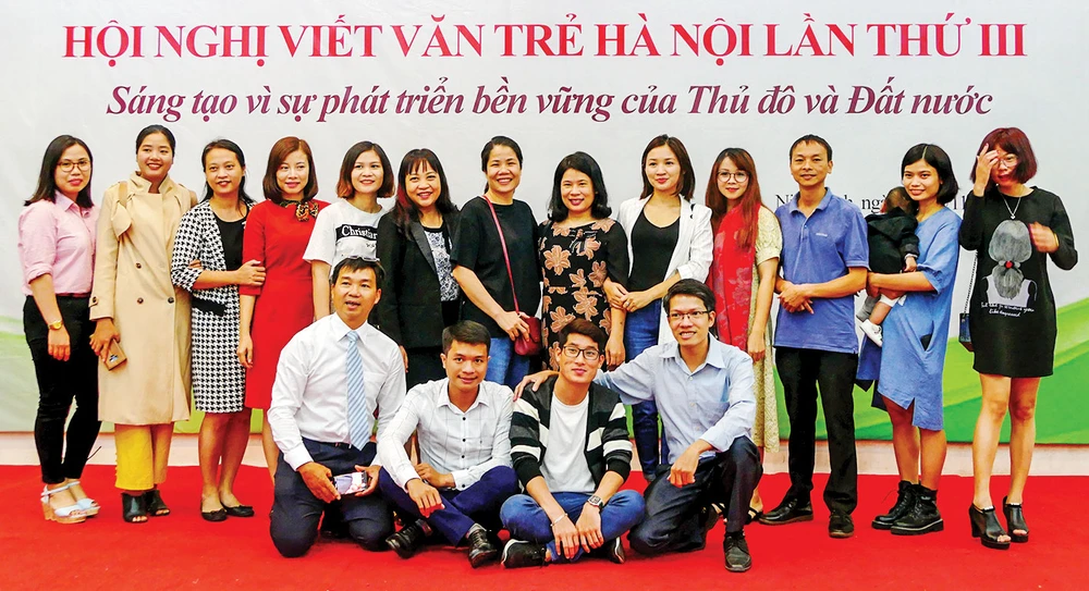 Các thế hệ học viên của Trường Viết văn Nguyễn Du tề tựu nhân dịp kỷ niệm 40 năm ngày thành lập trường. Ảnh: GIA HÀ