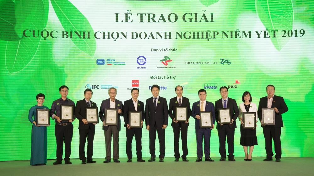 Đại diện Hòa Bình nhận giải báo cáo thường niên 2019