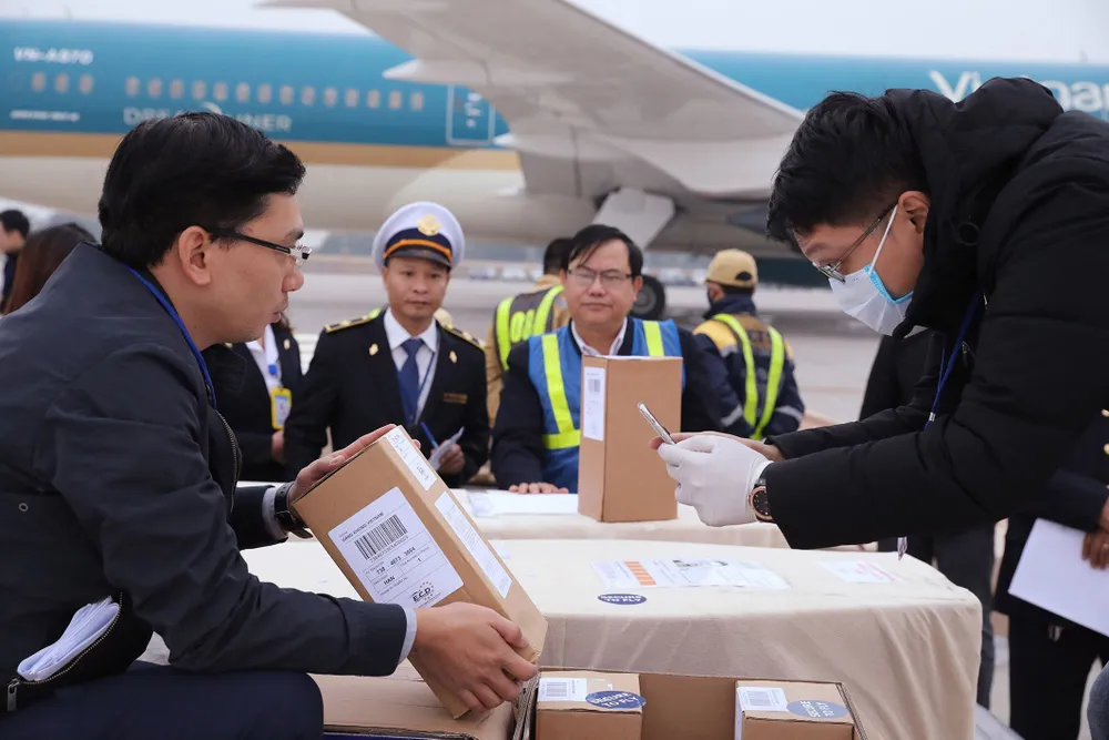 Lực lượng chức năng đưa thi thể các nạn nhân về đến sân bay quốc tế Nội Bài. Ảnh: TTXVN