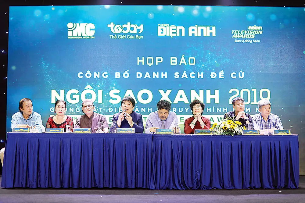 Ông Lâm Chí Thiện, Chủ tịch Hội đồng Quản trị kiêm Tổng giám đốc Tập đoàn IMC - Trưởng ban Tổ chức Giải thưởng Ngôi Sao Xanh (thứ 5 từ phải sang) trả lời câu hỏi báo chí về giải thưởng