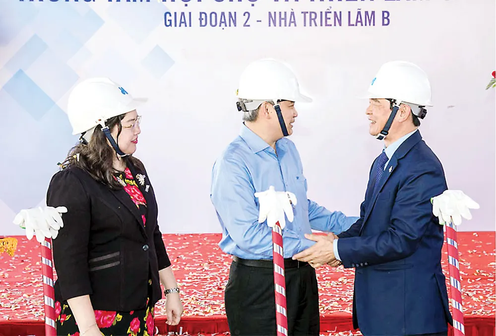 Ông Lê Viết Hải (bìa phải) - Chủ tịch HĐQT, TGĐ Tập đoàn Hòa Bình tham dự lễ Động thổ