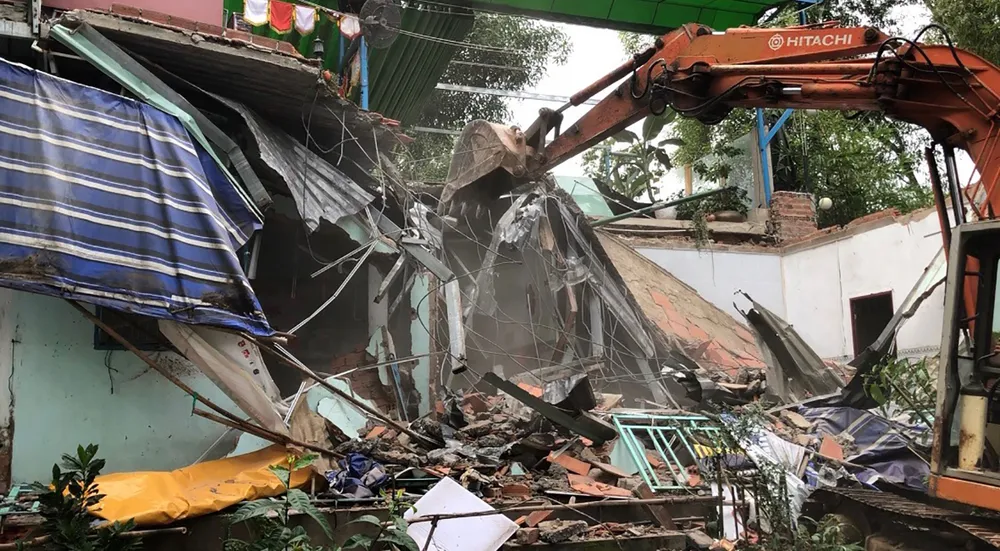 Cưỡng chế tháo dỡ các công trình không phép ở làng đại học Thủ Đức ngày 17-12. Ảnh: KIỀU PHONG