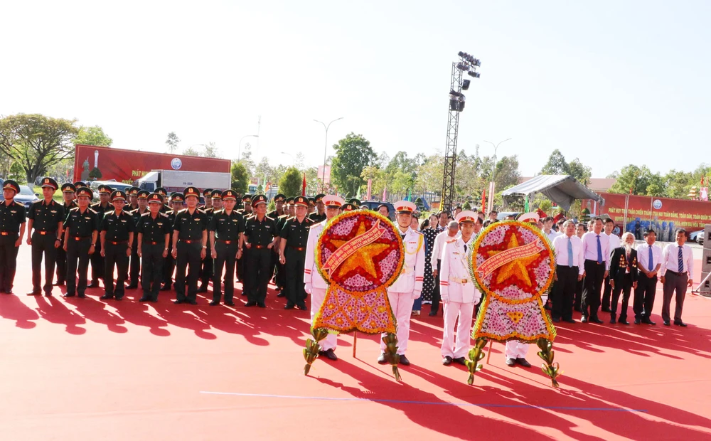 Các đại biểu dâng hương tưởng niệm tại Tượng đài chiến thắng Tua Hai (xã Thái Bình, huyện Châu Thành, tỉnh Tây Ninh)