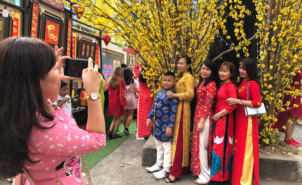 Áo dài truyền thống được nhiều bạn trẻ lựa chọn chụp hình tại đường mai phố Ông Đồ