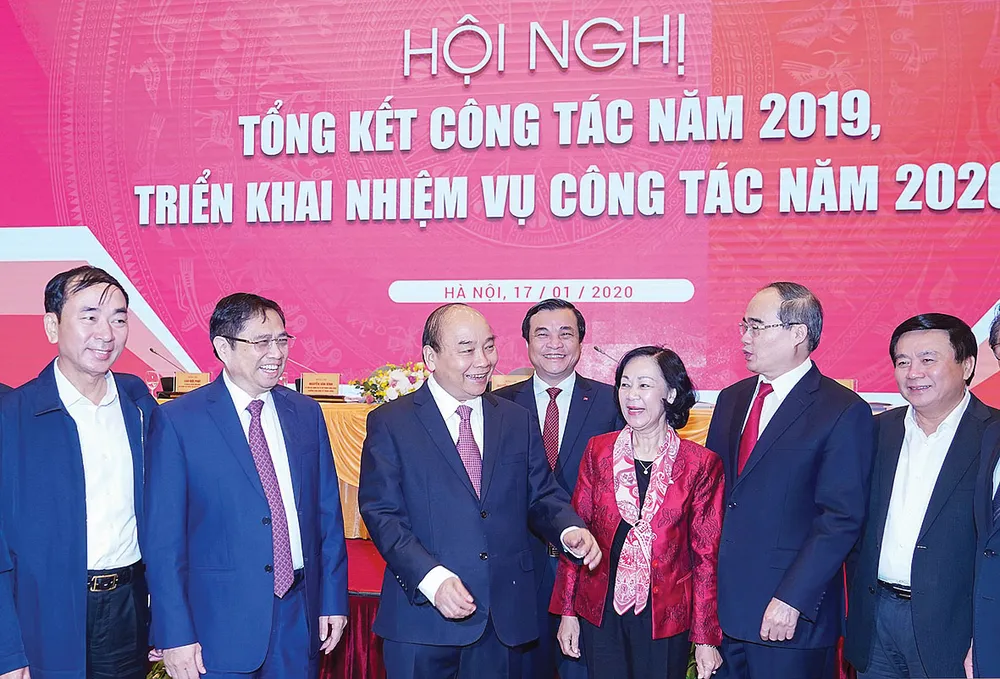 Thủ tướng Nguyễn Xuân Phúc cùng các đại biểu trao đổi bên lề hội nghị. Ảnh: VIẾT CHUNG