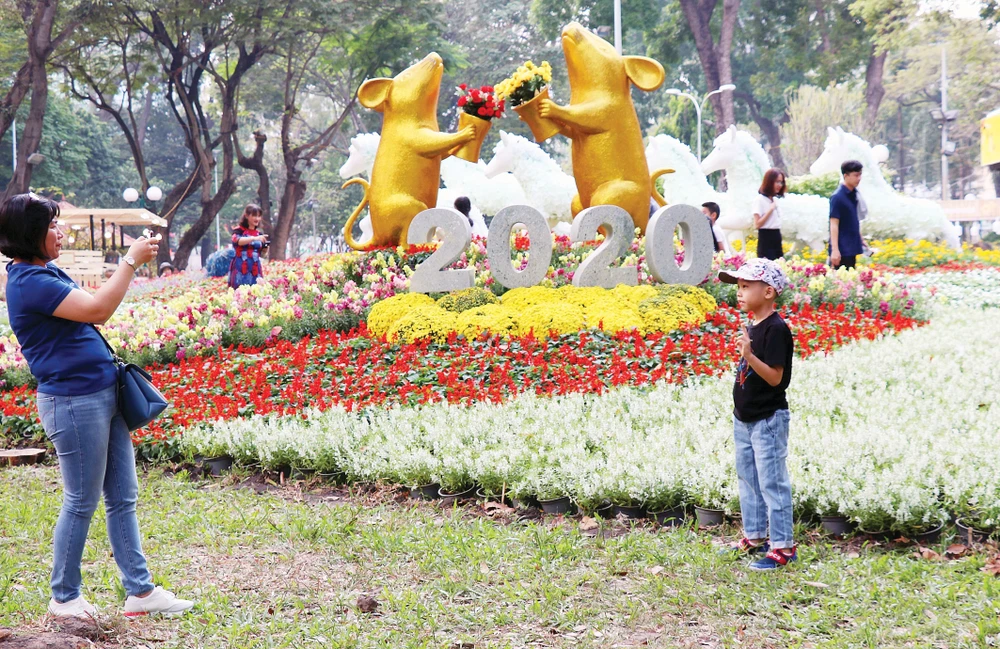 Tiểu cảnh chuột - linh vật của năm được thiết kế nổi bật tại Hội Hoa xuân TPHCM Canh Tý 2020