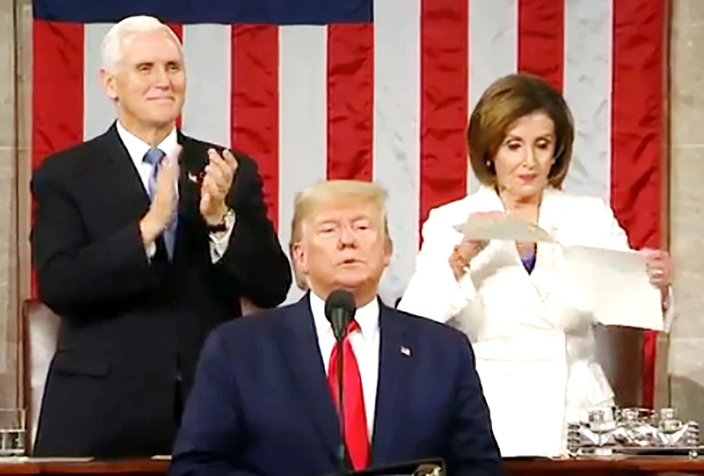 Khi Tổng thống Donald Trump kết thúc Thông điệp liên bang thì ở phía sau, Chủ tịch Hạ viện Nancy Pelosi xé tài liệu này