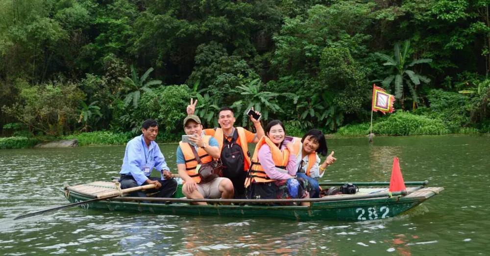 Du khách tham quan danh lam thắng cảnh Tràng An (Ninh Bình)