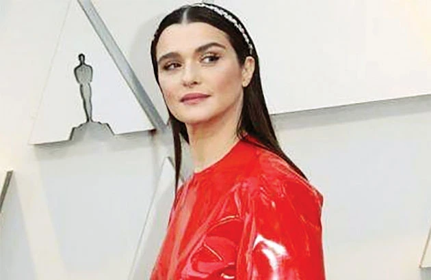 Rachel Weisz với bộ đồ bằng chất liệu tương tự tại lễ trao giải Oscars