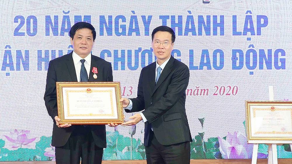 Đồng chí Võ Văn Thưởng trao Huân chương Lao động hạng ba cho Tổng Biên tập Báo điện tử Đảng Cộng sản Việt Nam Trần Doãn Tiến. Ảnh: TTXVN