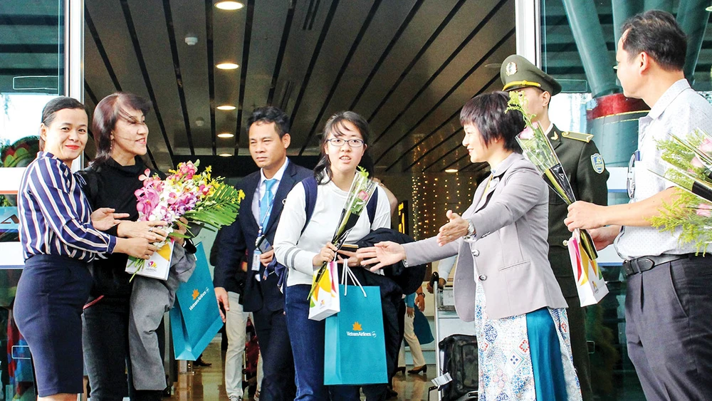 Đà Nẵng khai thác các đường bay Lào, Ấn Độ để chuyển dịch thị trường khách du lịch. Ảnh: XUÂN QUỲNH