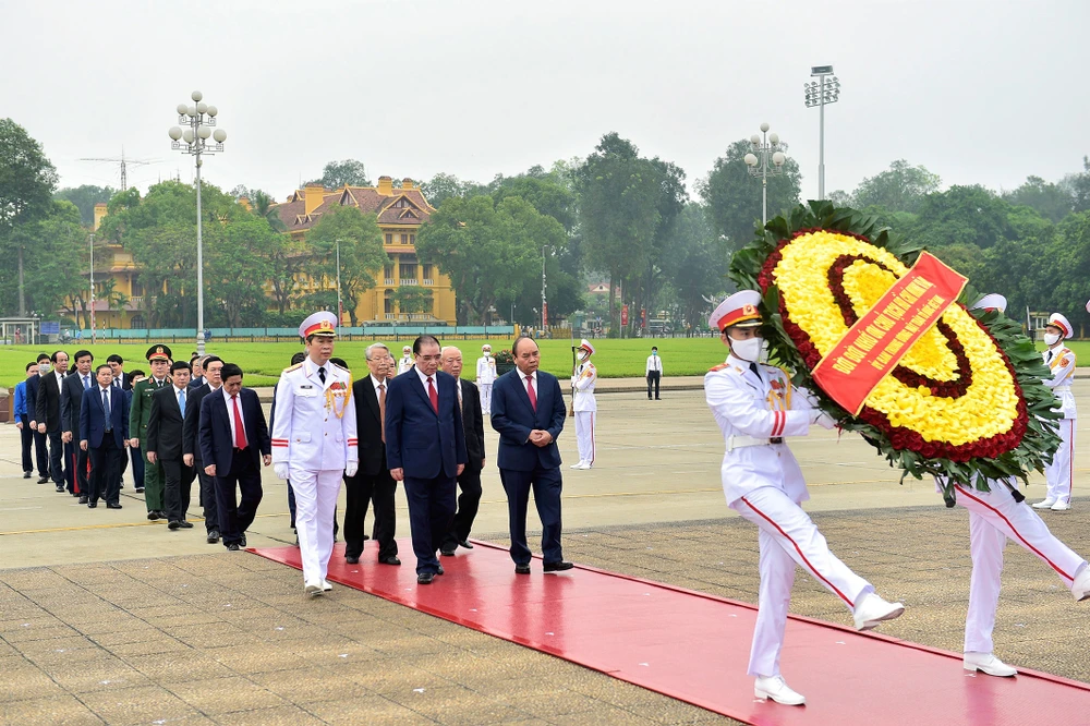 Đoàn đại biểu Lãnh đạo Đảng, Nhà nước đặt vòng hoa và vào Lăng viếng Chủ tịch Hồ Chí Minh. Ảnh: TTXVN