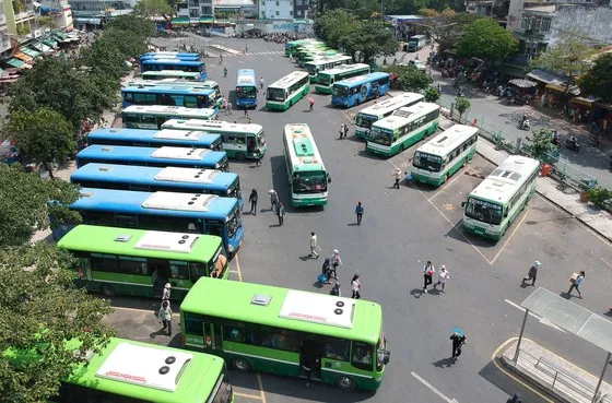 Bến xe buýt Chợ Lớn. Ảnh: CAO THĂNG