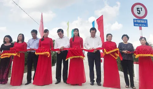 Các đại biểu thực hiện nghi thức cắt băng khánh thành cây cầu mới