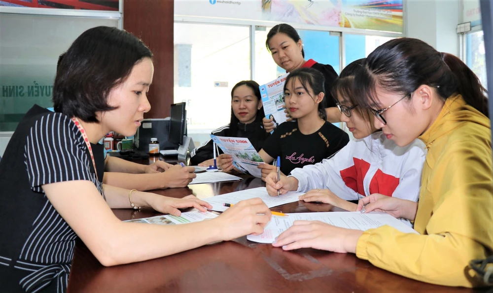 Thí sinh đăng ký xét tuyển học bạ vào Trường Đại học Công nghiệp Thực phẩm năm 2020