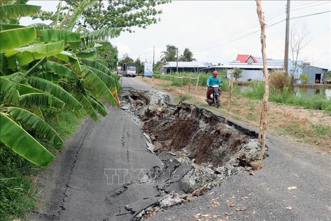 Sụp lún, sạt lở đường Tỉnh lộ 965 đoạn thuộc địa bàn ấp Minh Tiến A, xã Minh Thuận, huyện U Minh Thượng (Kiên Giang). Ảnh: TTXVN