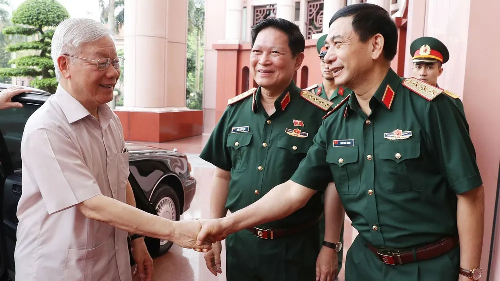 Tổng Bí thư, Chủ tịch nước Nguyễn Phú Trọng, Bí thư Quân ủy Trung ương với các đồng chí lãnh đạo Bộ Quốc phòng. Ảnh: TTXVN