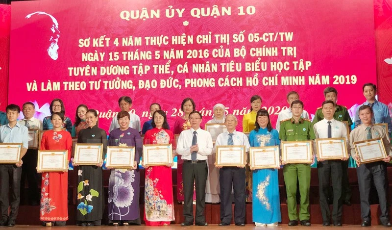 Bí thư Quận ủy Quận 10 Đặng Quốc Toàn tuyên dương các tập thể tiêu biểu