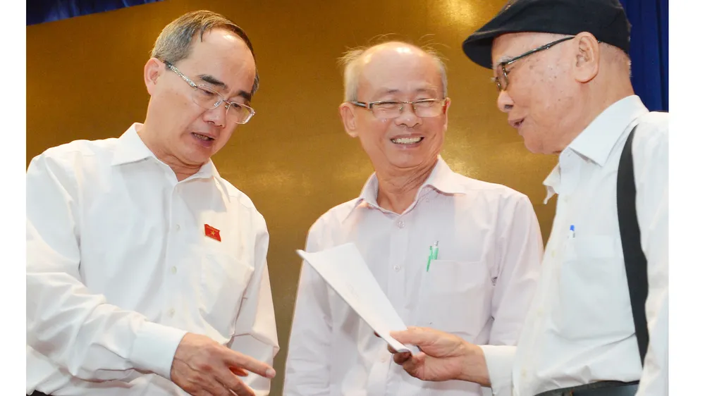 Đồng chí Nguyễn Thiện Nhân, Ủy viên Bộ Chính trị, Bí thư Thành ủy TPHCM, tiếp xúc, lắng nghe ý kiến phản ánh của cử tri quận Gò Vấp về công tác cán bộ. Ảnh: VIỆT DŨNG