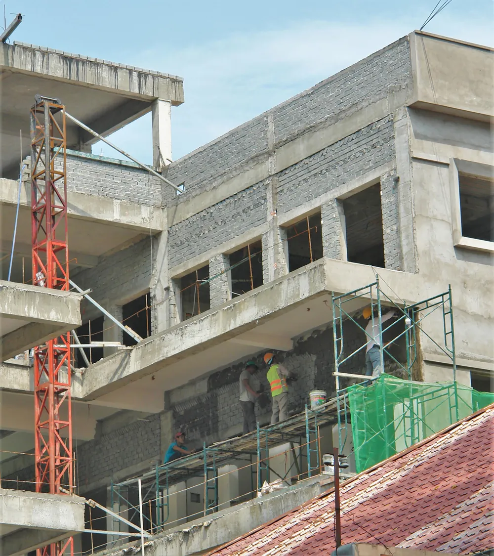 Dự án xây dựng và mở rộng Trường Tiểu học Nguyễn Sơn Hà (quận 3) đang vào khâu hoàn thiện. Ảnh: HOÀNG HÙNG
