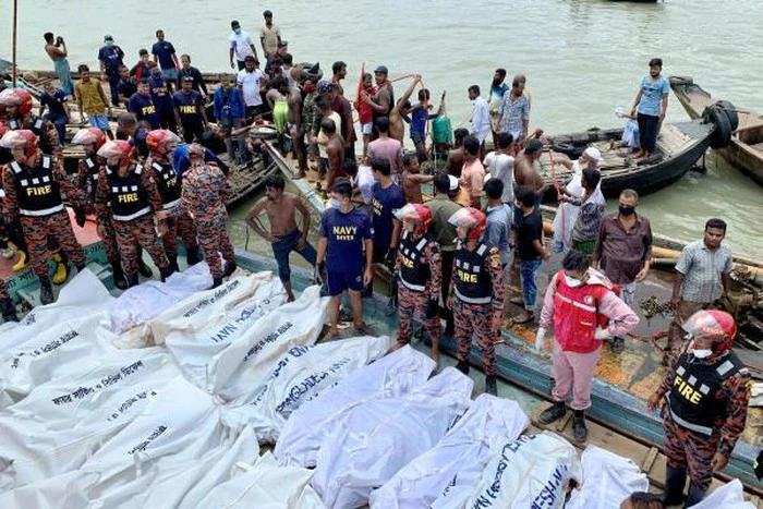 Hàng chục người thương vong trong vụ lật phà chở khách trên sông Buriganga, thủ đô Bangladesh, ngày 29-6-2020. Ảnh: REUTERS