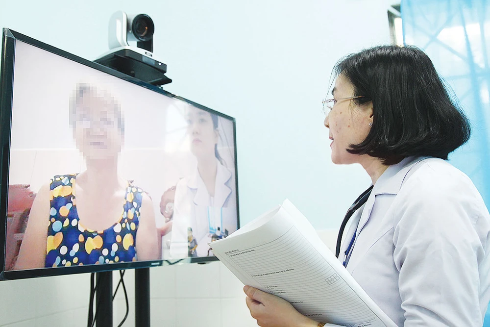 Bác sĩ Trung tâm Y tế quận Gò Vấp thăm khám trực tiếp bệnh nhân trên nền tảng ứng dụng True Conf