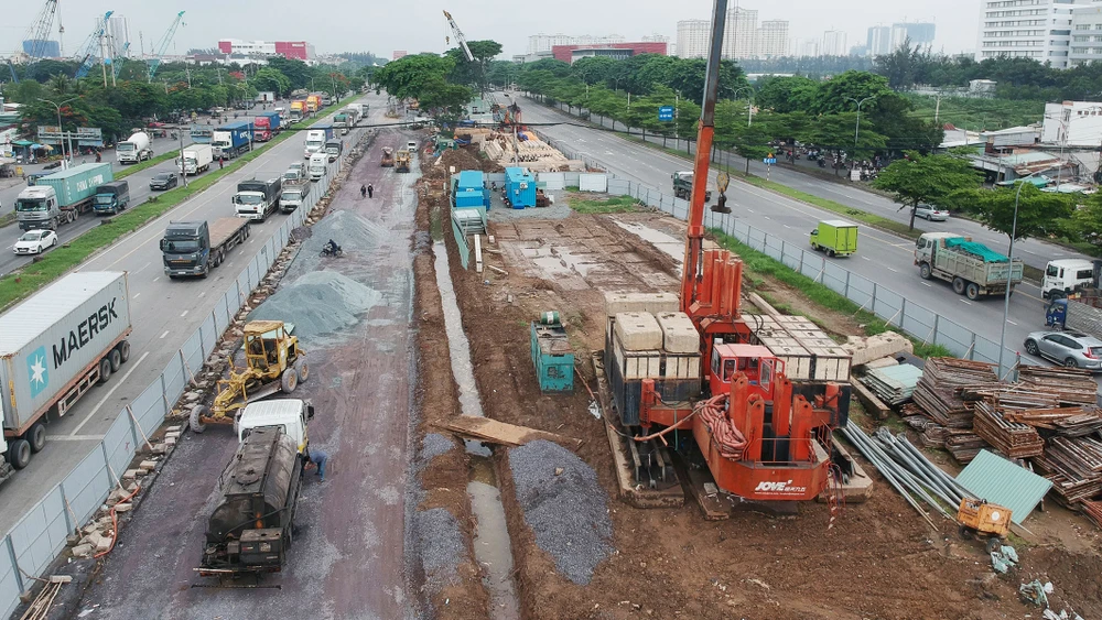 Công trình thi công nút giao thông Nguyễn Văn Linh - Nguyễn Hữu Thọ Ảnh: CAO THĂNG