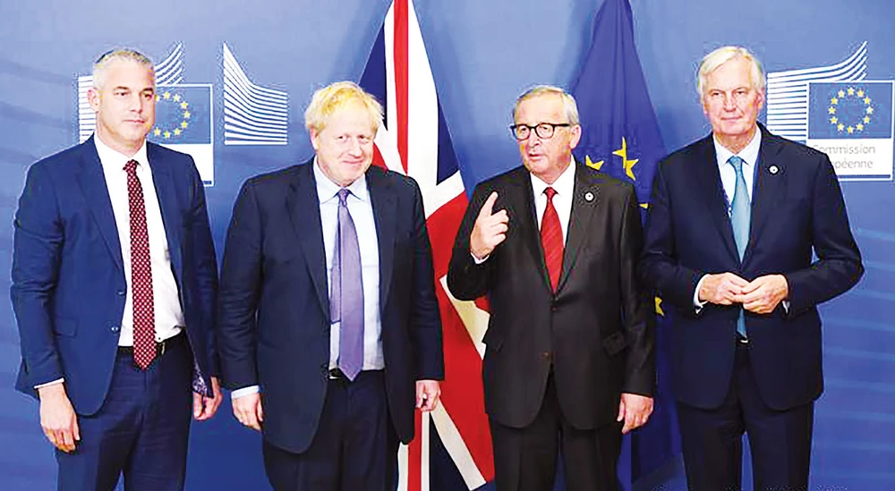 Thủ tướng Anh Boris Johnson (thứ 2 từ trái sang) tham dự hội nghị bàn về Brexit với giới chức EU vào cuối năm 2019