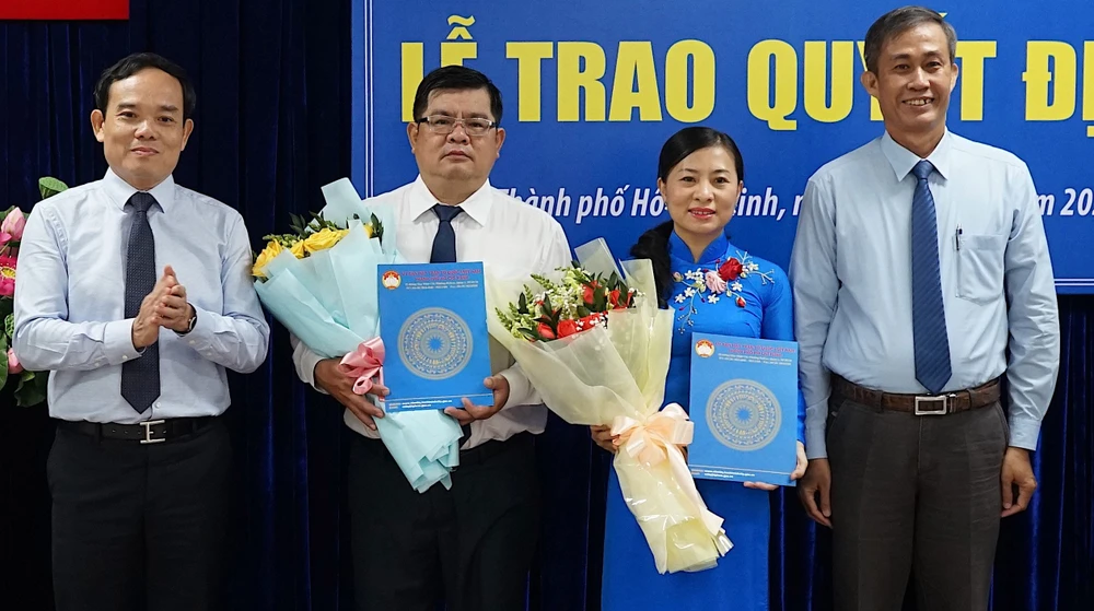 Phó Bí thư Thường trực Thành ủy TPHCM Trần Lưu Quang (bìa trái) và Trưởng ban Công tác phía Nam Cơ quan Ủy ban Trung ương MTTQ Việt Nam Võ Văn Thiện (bìa phải) trao quyết định nhân sự mới