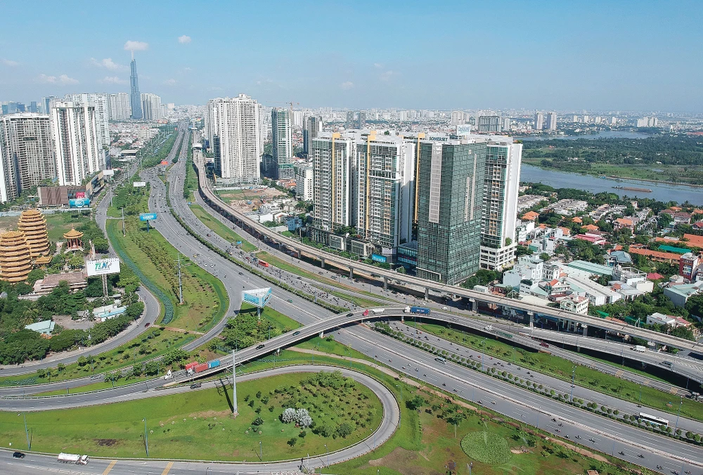 Các cao ốc hai bên metro Bến Thành - Suối Tiên tại quận 2, TPHCM. Ảnh: CAO THĂNG