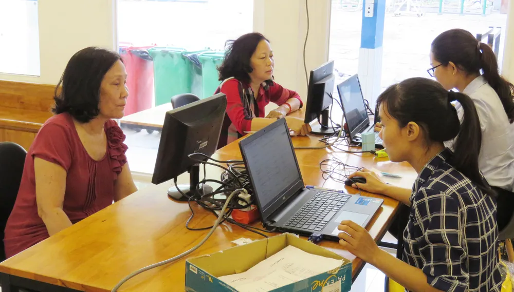 Phụ huynh đến trường để được hướng dẫn đăng ký hồ sơ tuyển sinh trực tuyến tại Trường THCS Nguyễn Gia Thiều (quận Tân Bình)