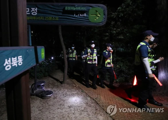 Cảnh sát thành phố Seoul tập trung tại khu vực tìm thấy xác thị trưởng Park. Ảnh: YONHAP NEWS
