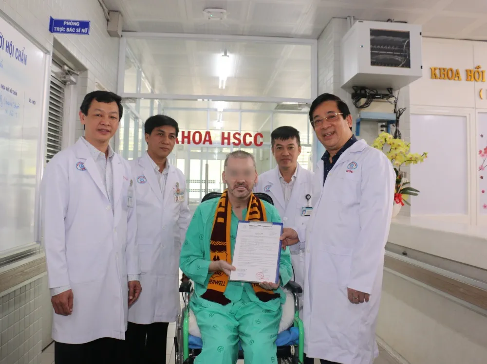 Bệnh nhân 91 - nhận giấy chứng nhận xuất viện từ PGS.TS Lương Ngọc Khuê- Cục trưởng Cục Quản lý Khám chữa bệnh, Phó Trưởng Tiểu ban Điều trị. Ảnh: BVCR