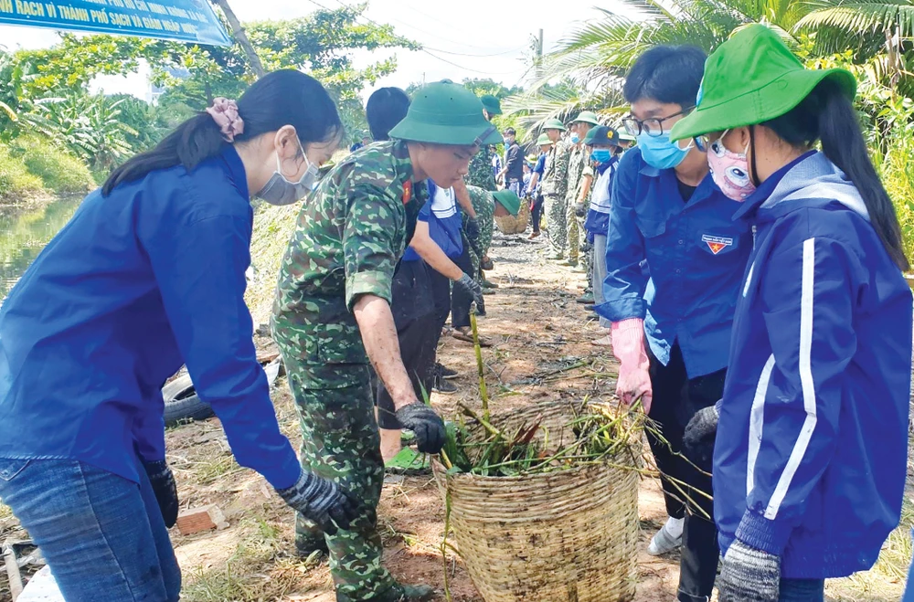 Các chiến sĩ tình nguyện tổng vệ sinh tuyến Rạch Thợ Bột (quận 12, TPHCM)