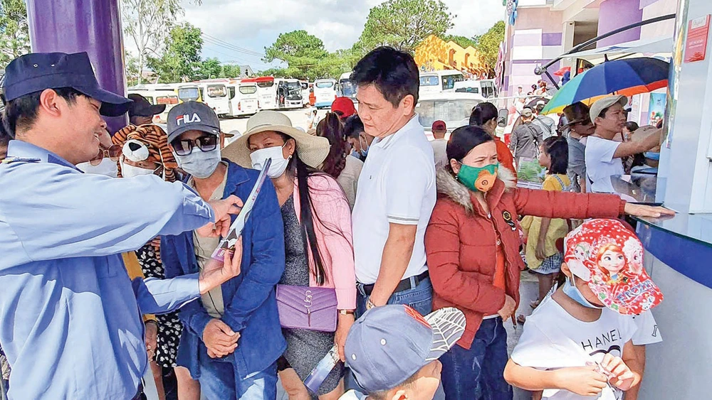 Hướng dẫn du khách tham quan Thung lũng tình yêu (Đà Lạt)