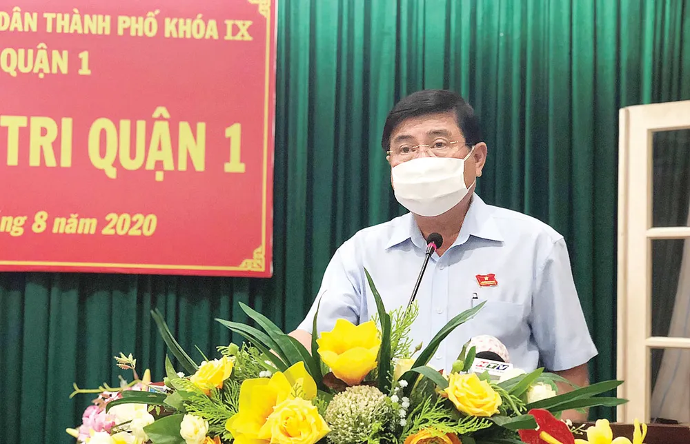 Chủ tịch UBND TPHCM Nguyễn Thành Phong trả lời ý kiến cử tri. Ảnh: MAI HOA