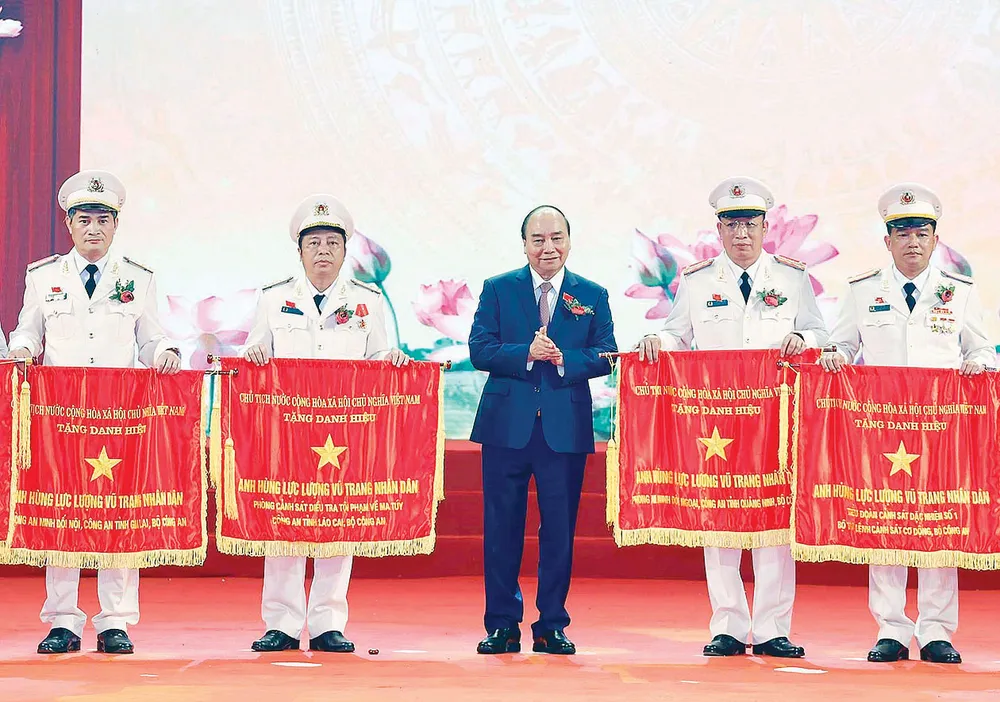 Thủ tướng Nguyễn Xuân Phúc, Chủ tịch Hội đồng Thi đua - Khen thưởng Trung ương, trao tặng danh hiệu Anh hùng Lực lượng vũ trang nhân dân thời kỳ đổi mới cho các tập thể thuộc Bộ Công an. Ảnh: QUANG PHÚC