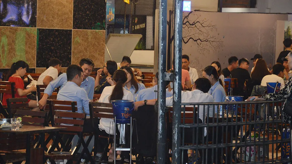 Đang mùa dịch Covid-19, các quán nhậu dọc đại lộ Phạm Văn Đồng vẫn chật kín người. Ảnh: ĐỨC TRUNG